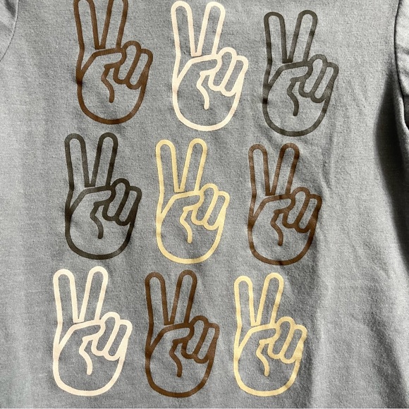 FabKids Peace Sign Multiethnic Hands over Dark Gray Short Sleeve Tee XS 4-5 Yrs - Picture 4 of 5
